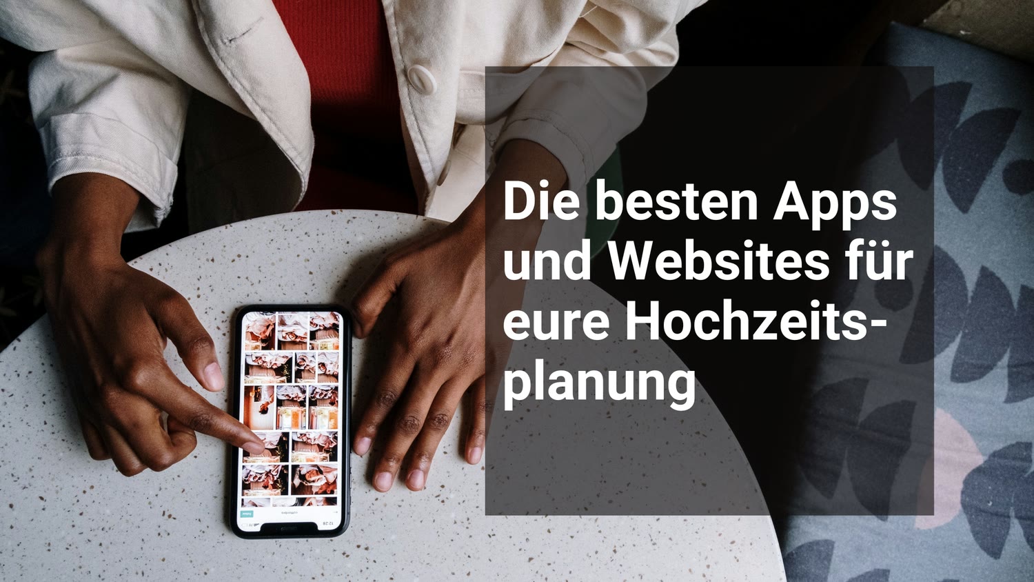 Hände tippen auf einem Smartphone am Tisch, dazu der Titel „Die besten Apps und Websites für eure Hochzeitsplanung“