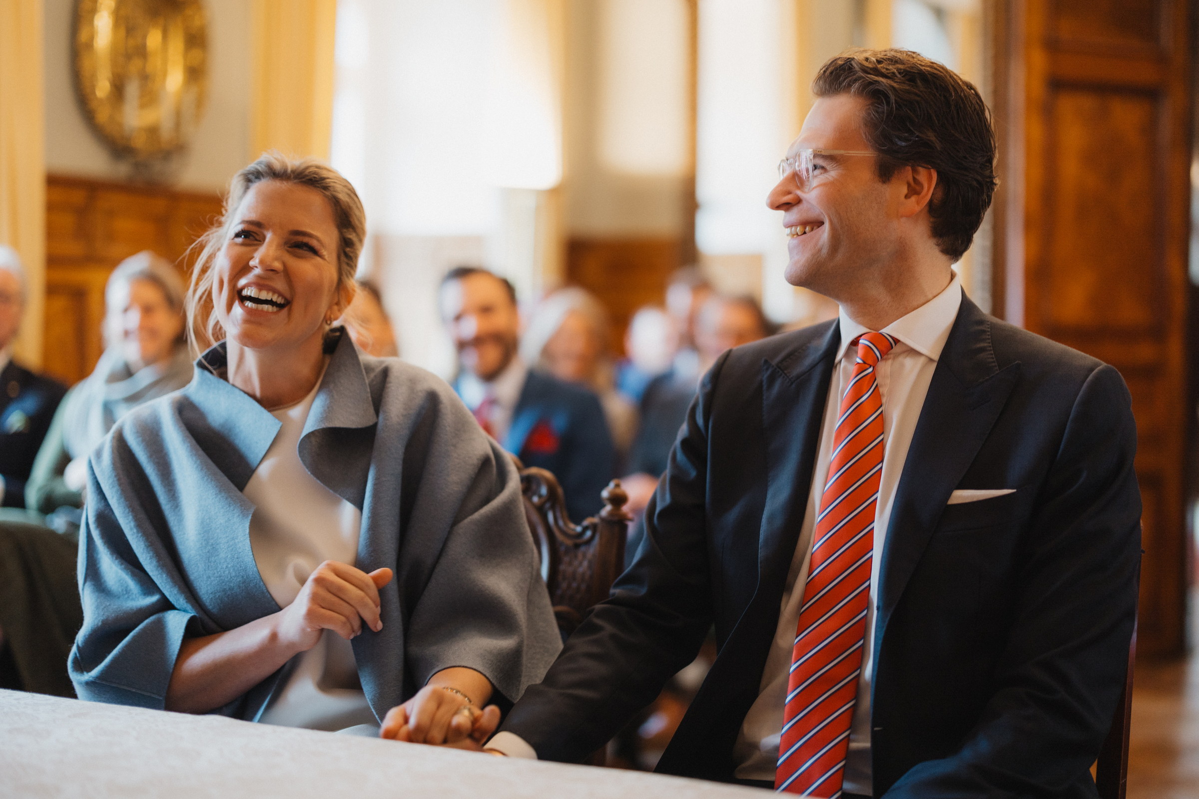 Brautpaar lacht während der Zeremonie im Saal der Burg Kriegshoven
