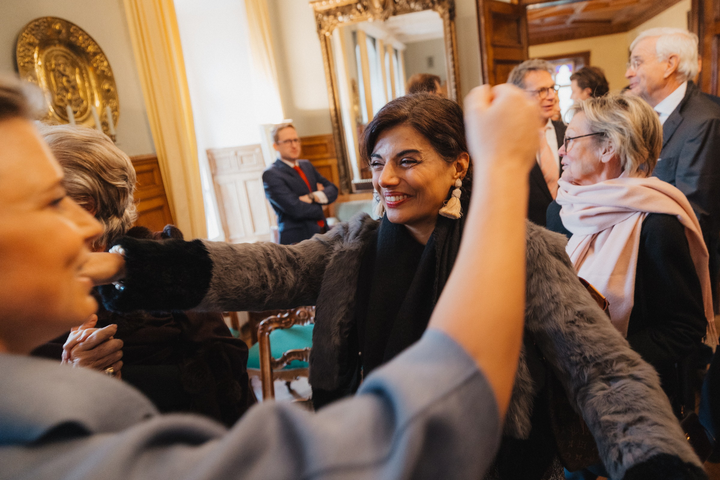 Gäste umarmen sich zur Gratulation nach der Trauung im Saal der Burg