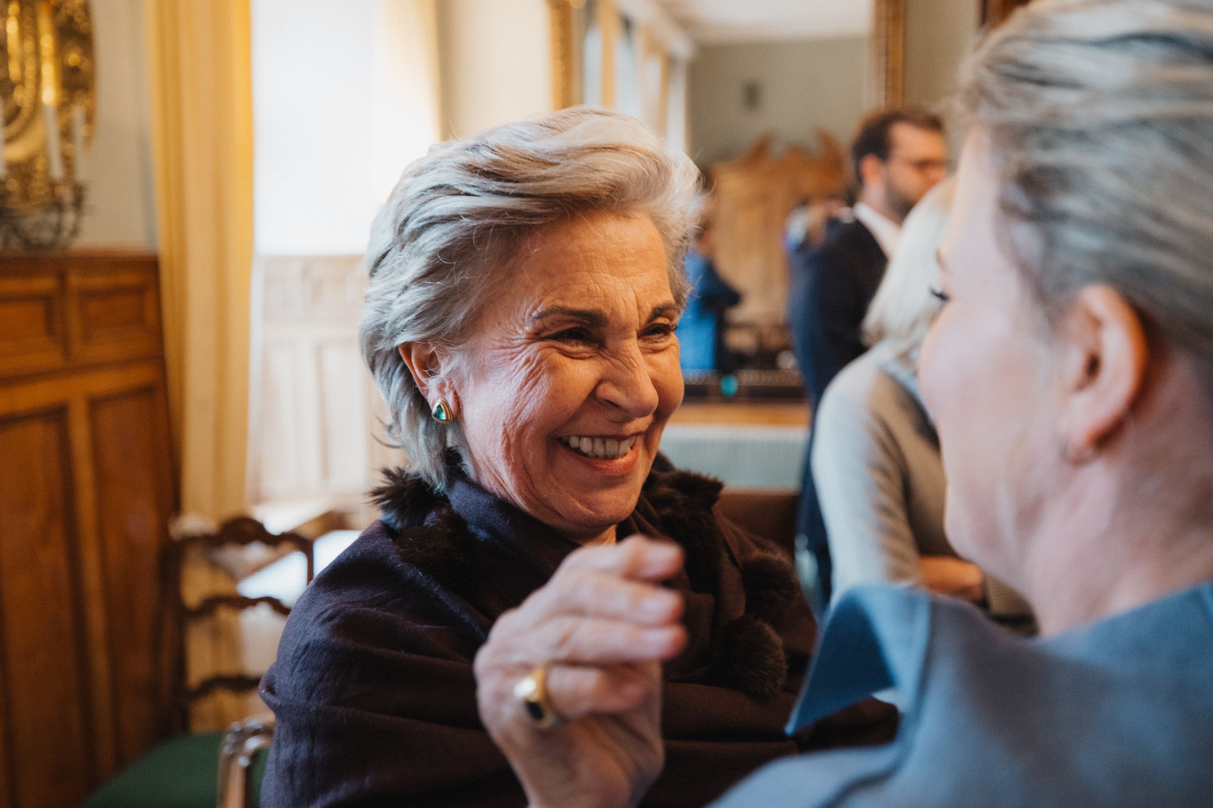 Zwei Gäste lachen miteinander beim Empfang im Saal der Burg Kriegshoven