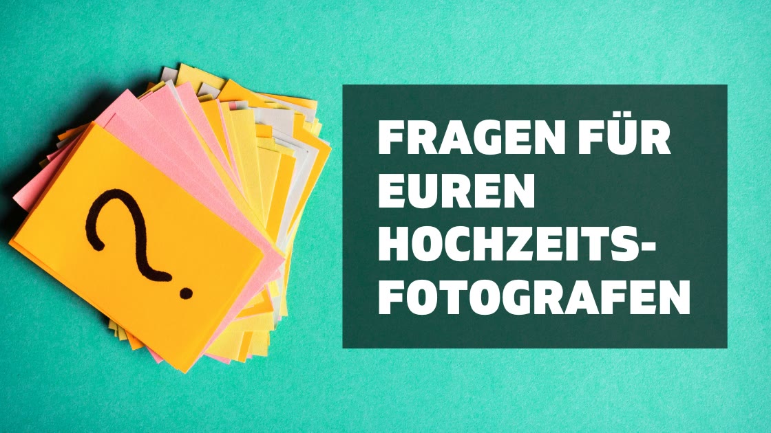 Stapel bunter Notizzettel mit einem gemalten Fragezeichen, dazu der Titel „Fragen für euren Hochzeitsfotografen“