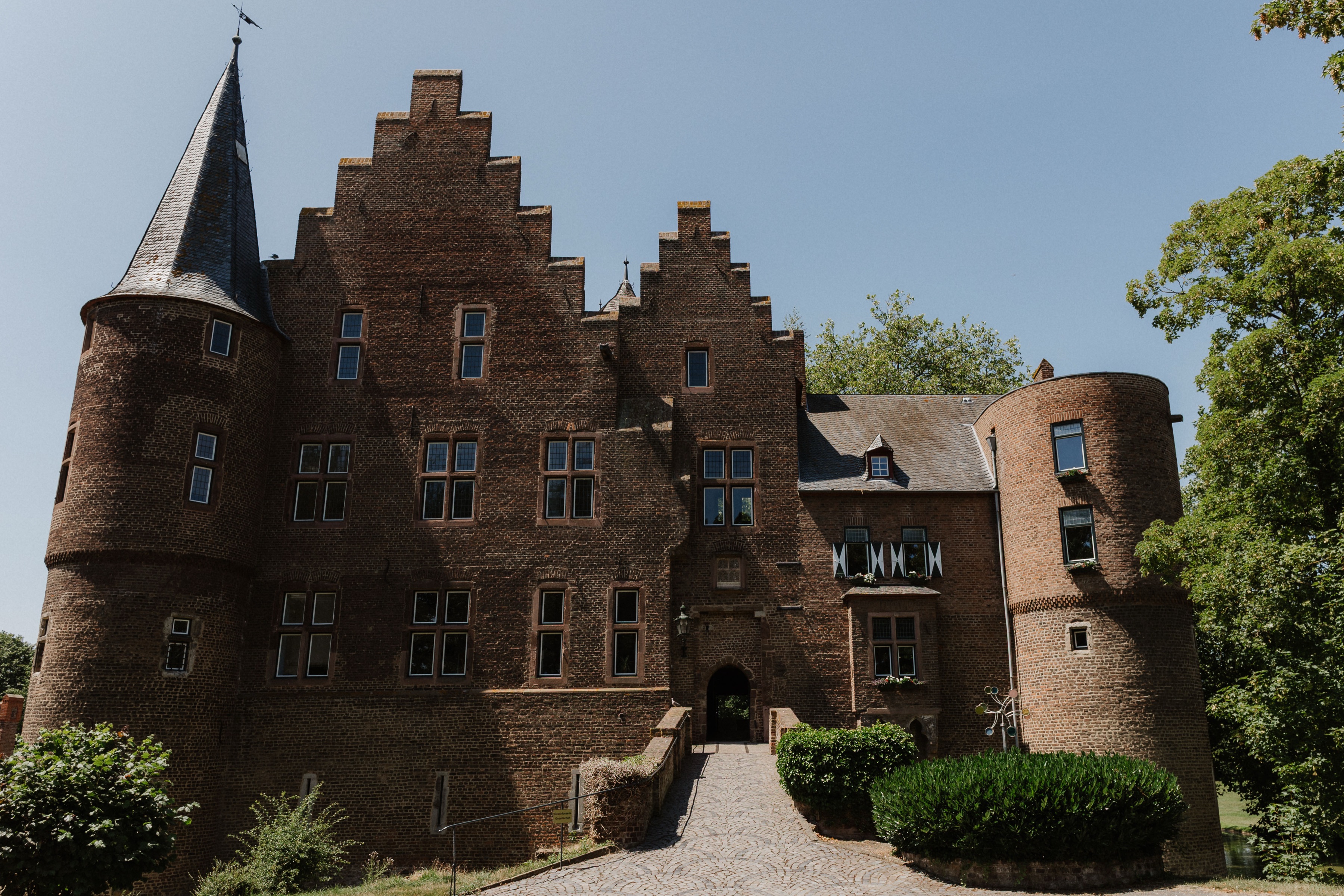 Burg Konradsheim mit Stufengiebel und Türmen