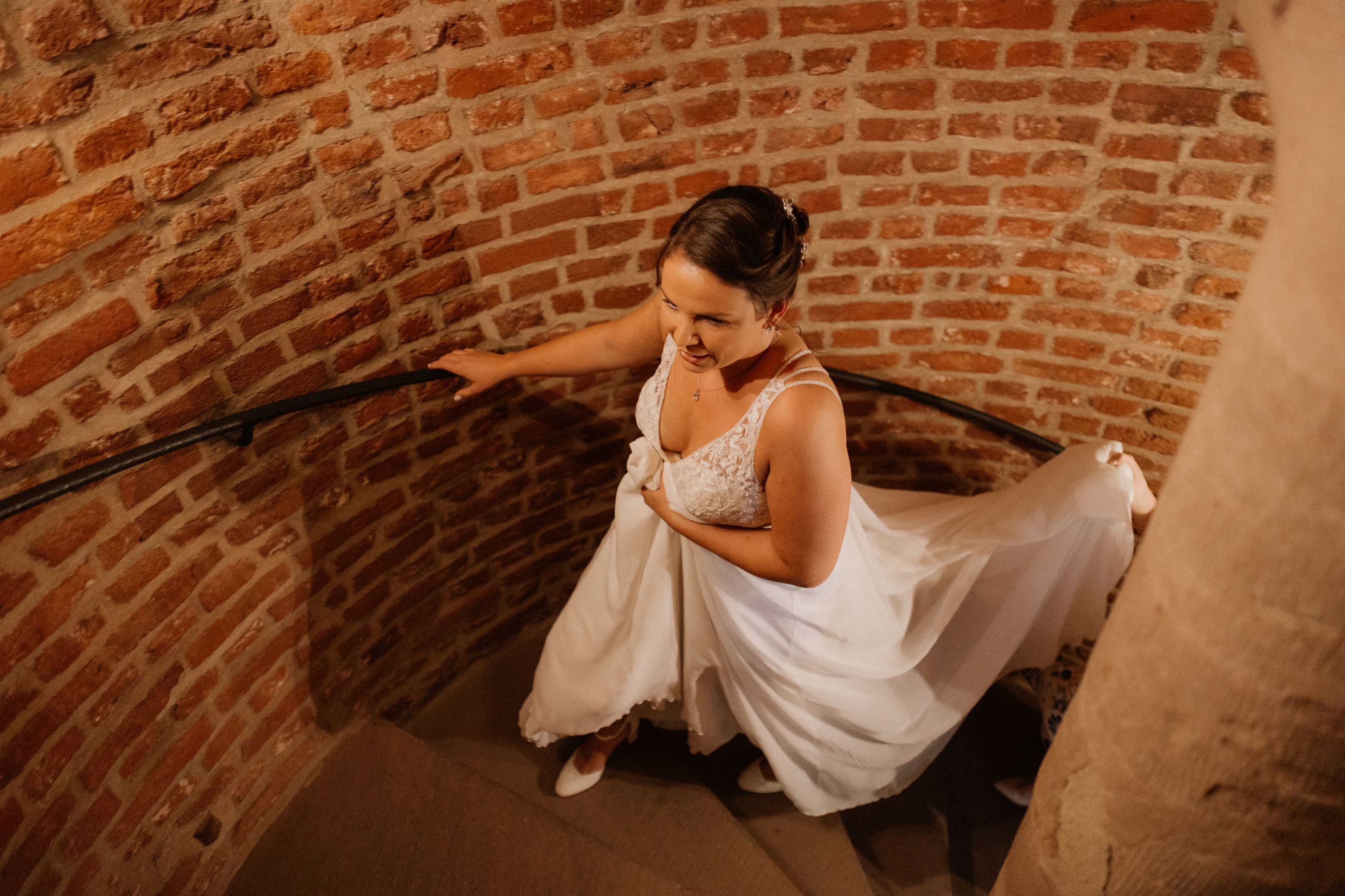 Braut auf der Wendeltreppe im Turm der Burg Konradsheim