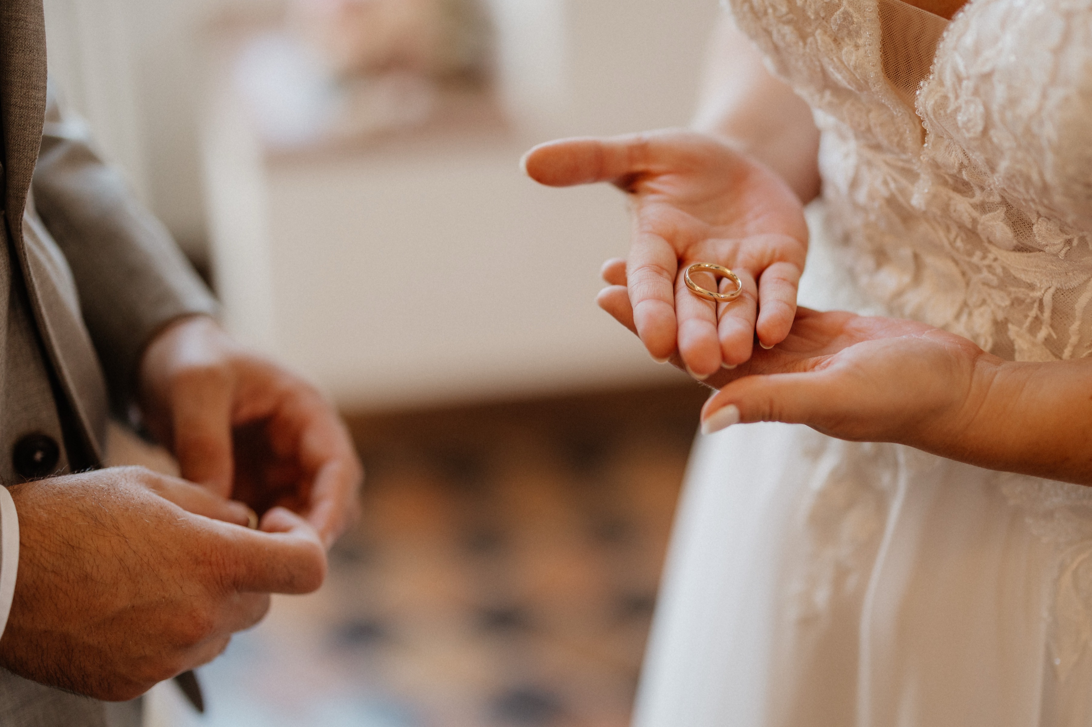 Ringe in der Hand der Braut bei der Trauung im Rittersaal