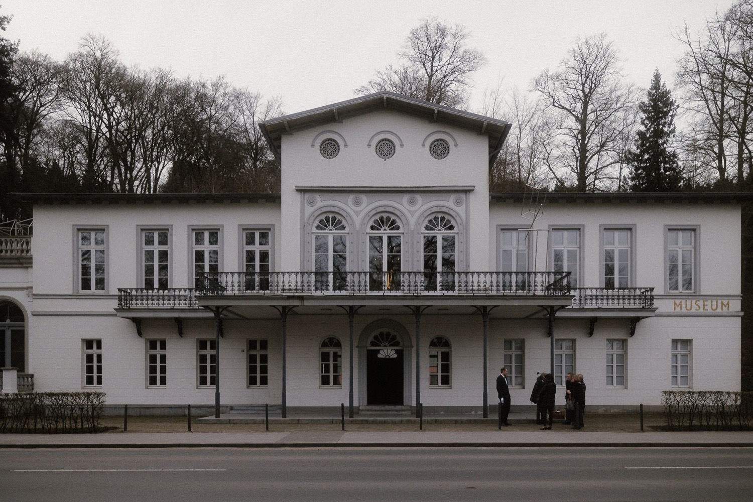 Kurhaus Kleve von außen, klassizistische weiße Fassade vor kahlen Bäumen