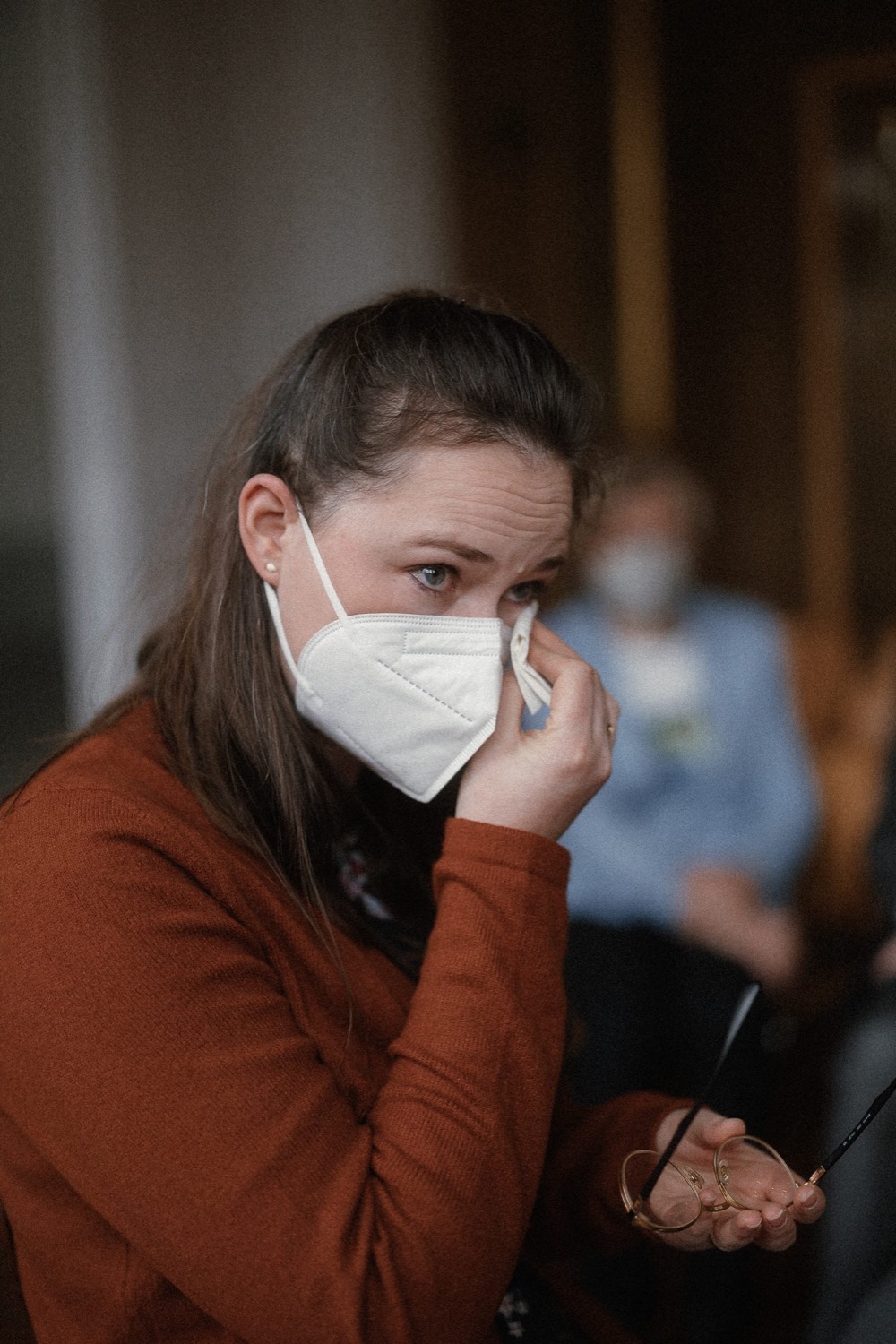 Gast wischt sich hinter der Maske eine Träne aus dem Auge
