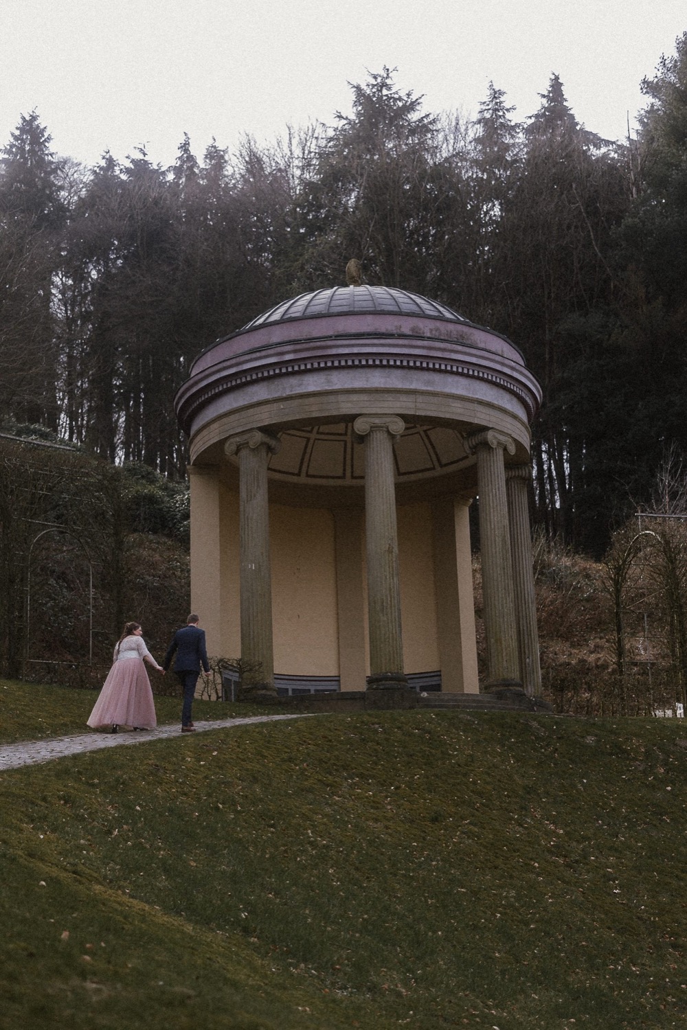 Rundtempel im Klever Park, das Brautpaar klein davor am Hang