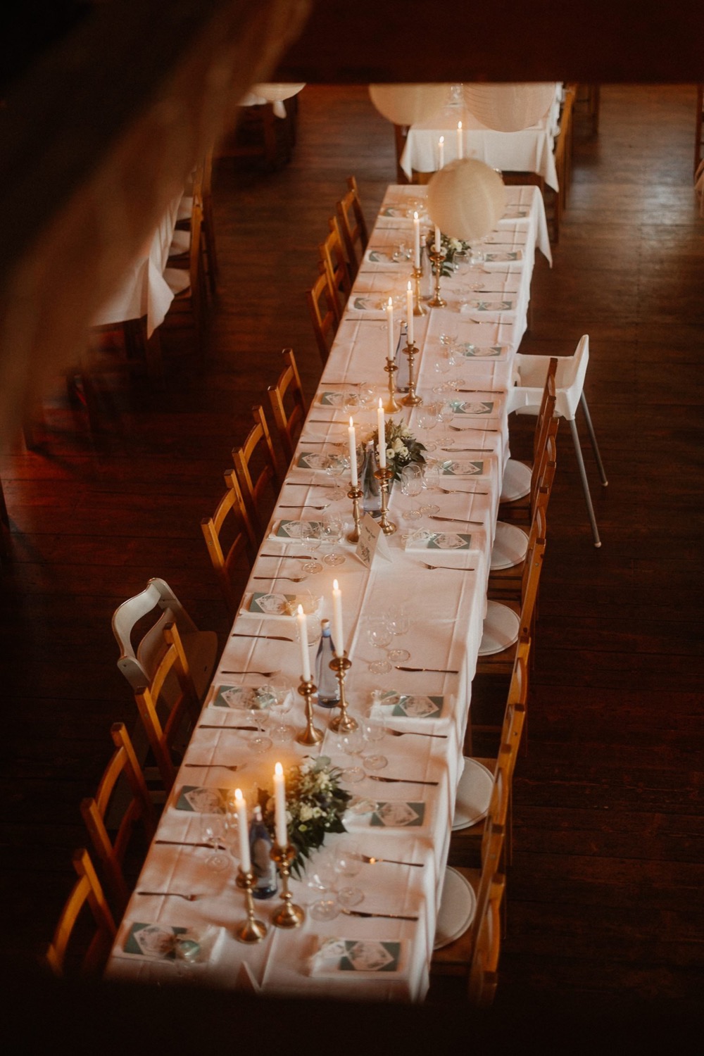 Blick von oben auf die festlich gedeckte lange Tafel