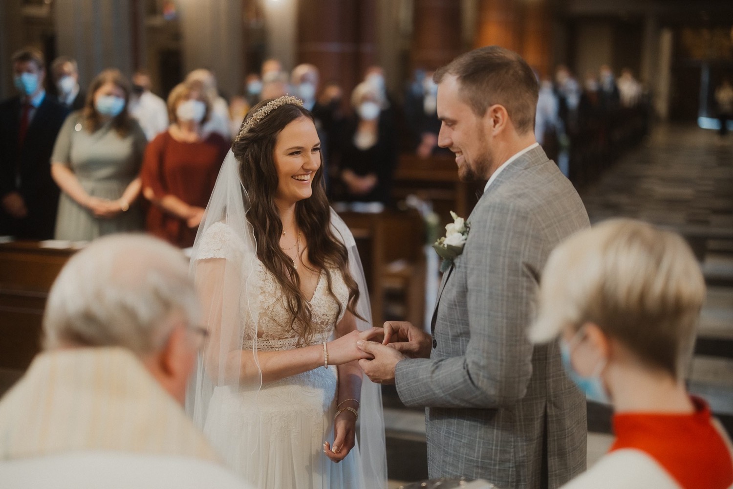 Ringtausch vor dem Altar, ringsum die Gäste
