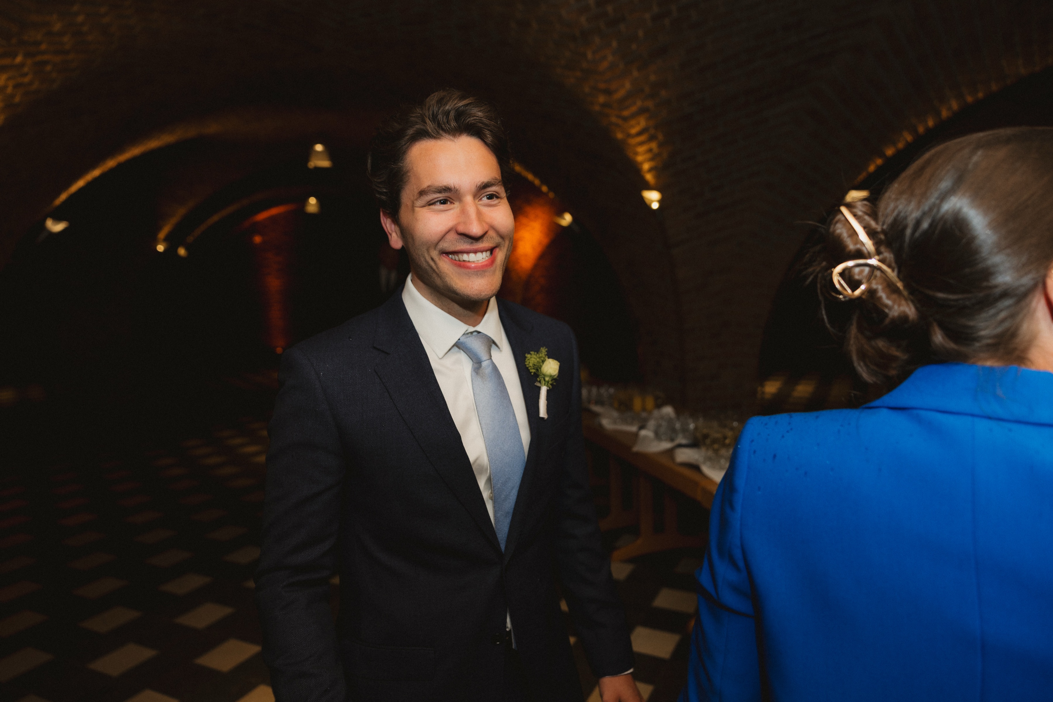 Bräutigam strahlt im Gewölbekeller
