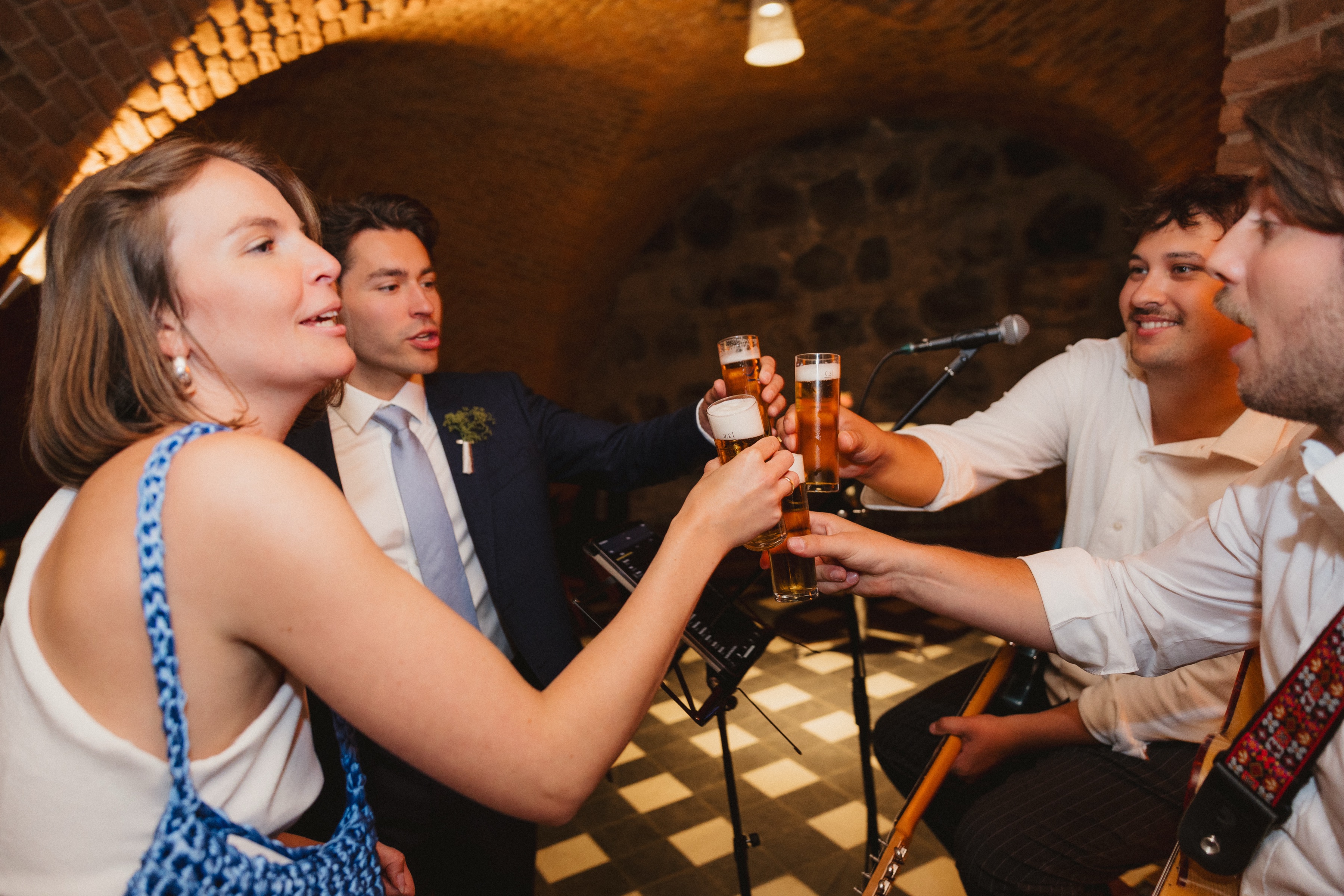 Brautpaar stößt mit den Musikern mit Kölsch an