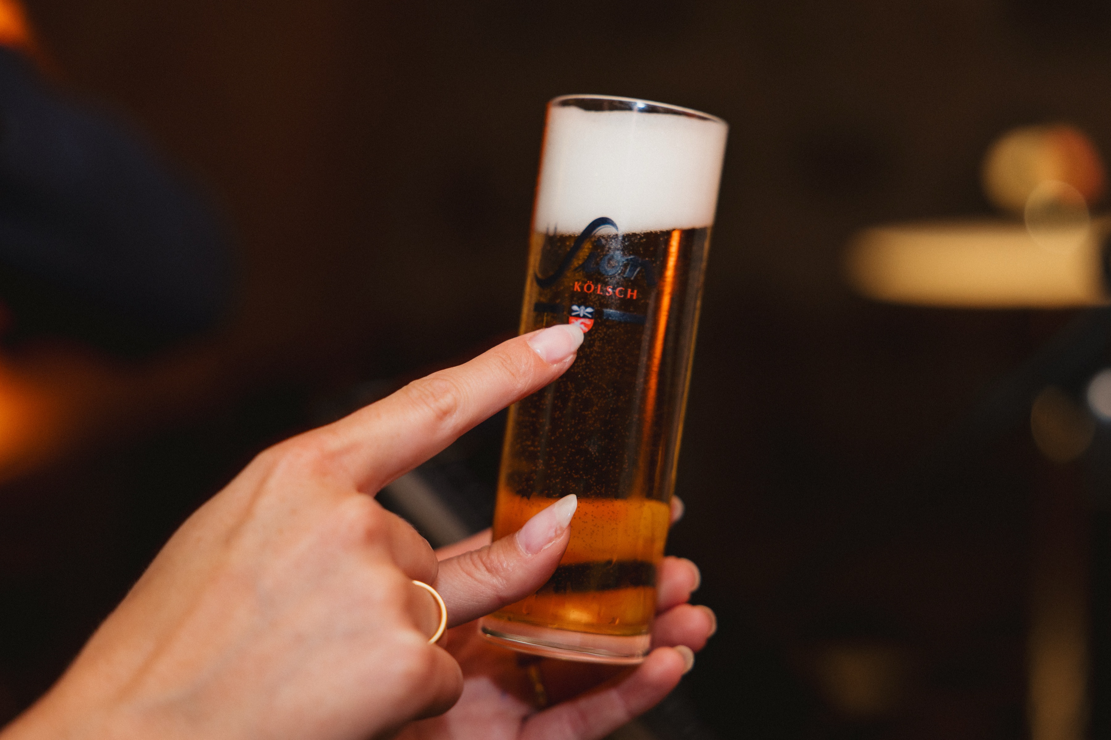 Kölschglas in der Hand der Braut, Detail