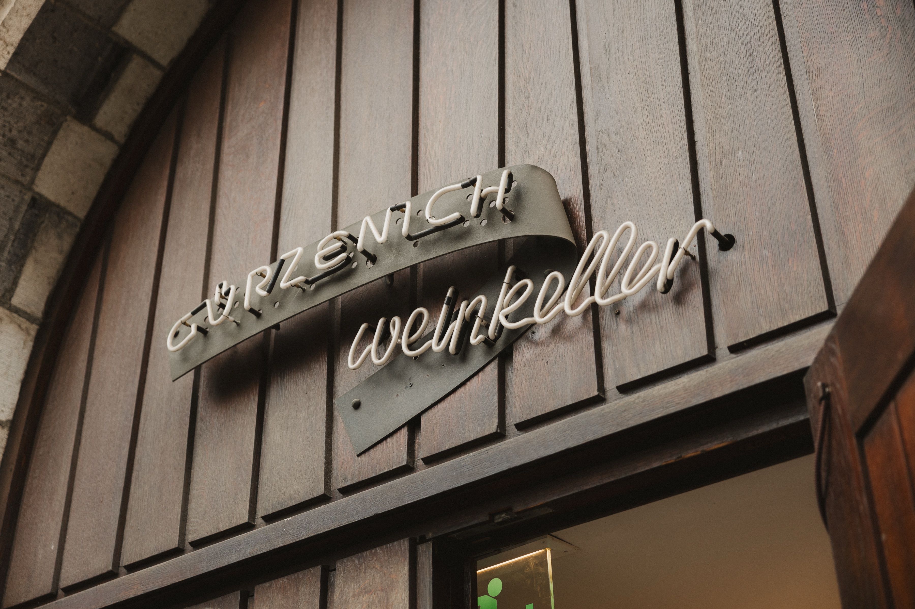 Leuchtschrift am Eingang des Gürzenich Weinkellers