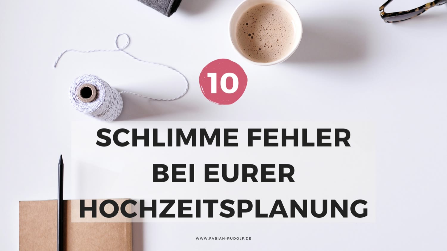 Notizbuch, Stift und Kaffeetasse von oben, dazu der Titel „10 schlimme Fehler bei eurer Hochzeitsplanung“