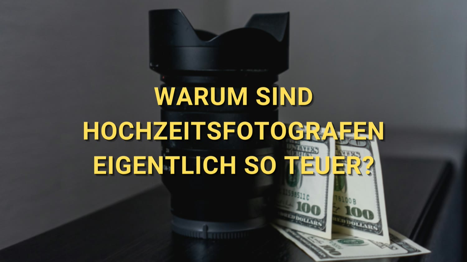 Kameraobjektiv neben zwei Hundert-Dollar-Scheinen, dazu die Frage „Warum sind Hochzeitsfotografen eigentlich so teuer?“