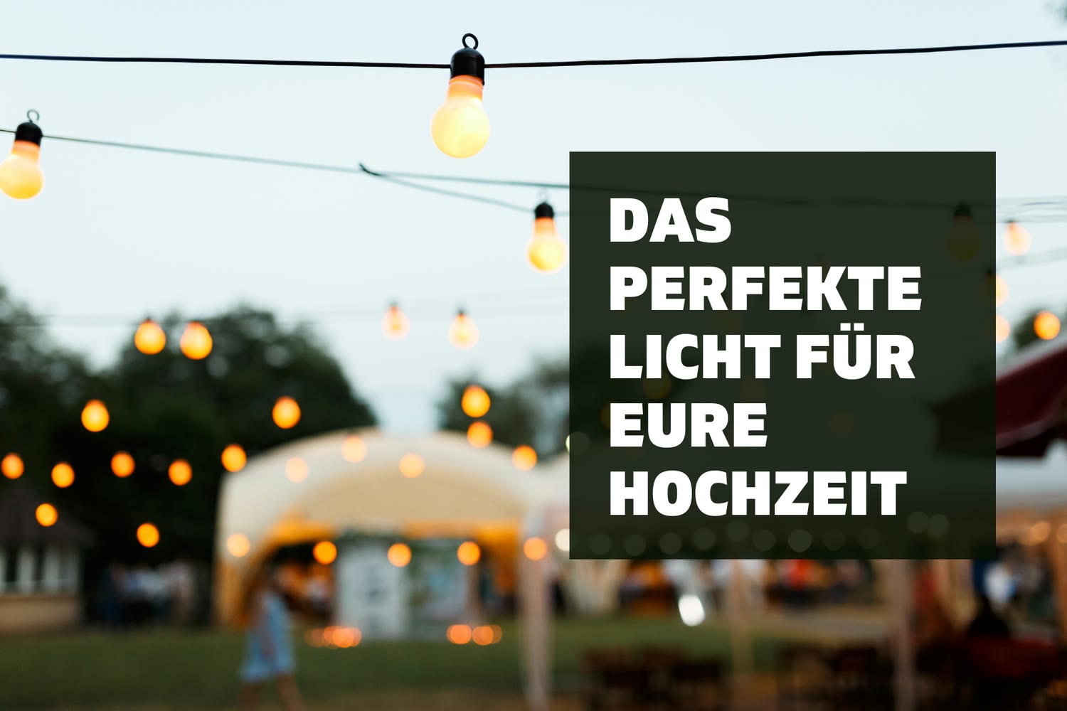 Lichterketten über einer Hochzeitsfeier in der Dämmerung, darauf der Titel „Das perfekte Licht für eure Hochzeit“